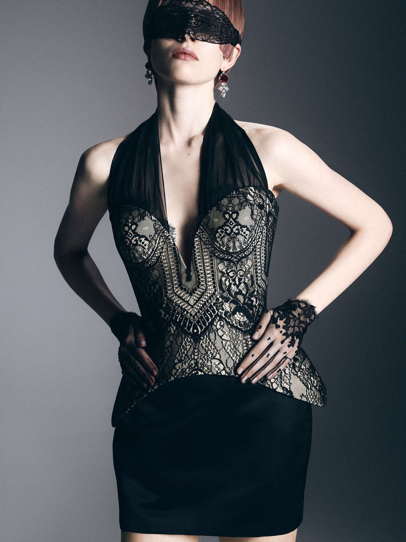Чёрное кружевное боди с глубоким вырезом и маской, подчеркивающее загадочность и сексуальность