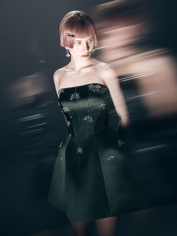 Мини-платье глубокого зелёного цвета с блестящими элементами, излучающее утонченность и современность