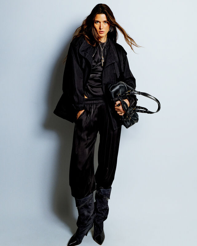 Черный спортивный костюм с объемным верхом и зауженными брюками, дополненный стильной сумкой