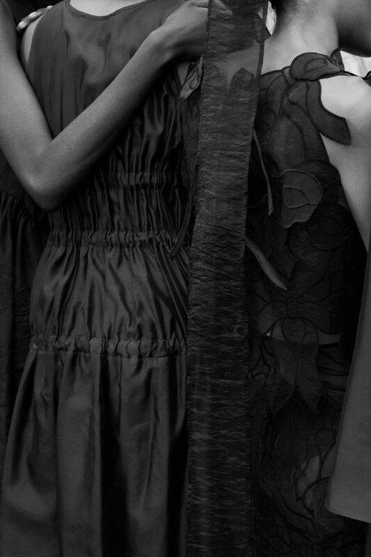 Элегантные силуэты в черных платьях с текстурой, подчеркивающие женственность и утонченность, создают загадочную атмосферу