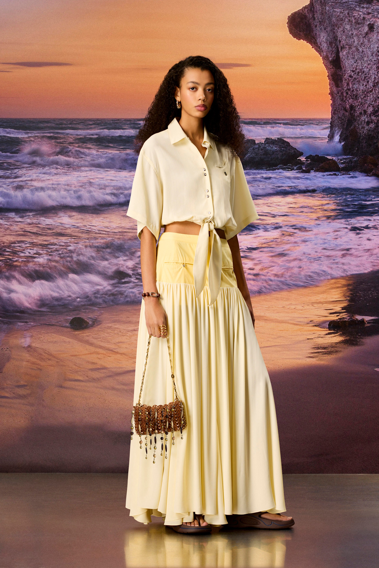 Легкий лимонный комплект с короткой блузой и длинной юбкой, создающий атмосферу летнего вечера у моря