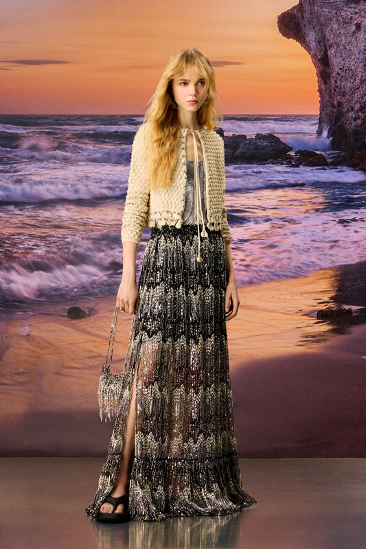 Нежный жакет с текстурой и блестящая юбка с разрезом, отражающие игру света на волнах