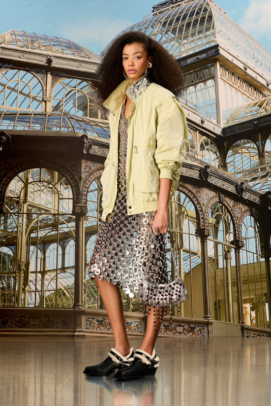 Яркий наряд с легкой курткой и платьем из металлических деталей, создающим эффектный контраст с обувью