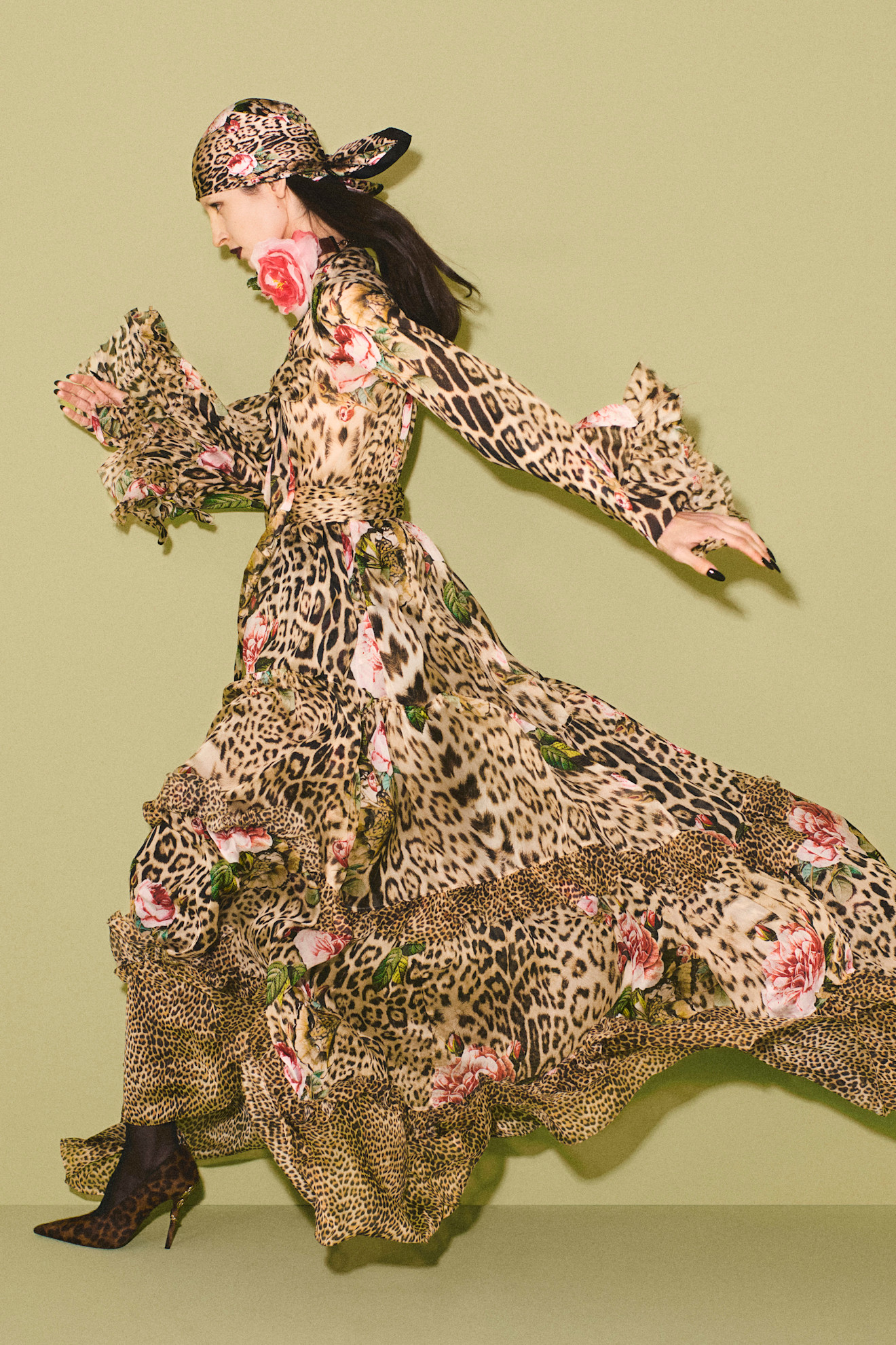 Легкое платье с цветочным и леопардовым принтом, струящееся в движении, создавая атмосферу романтики