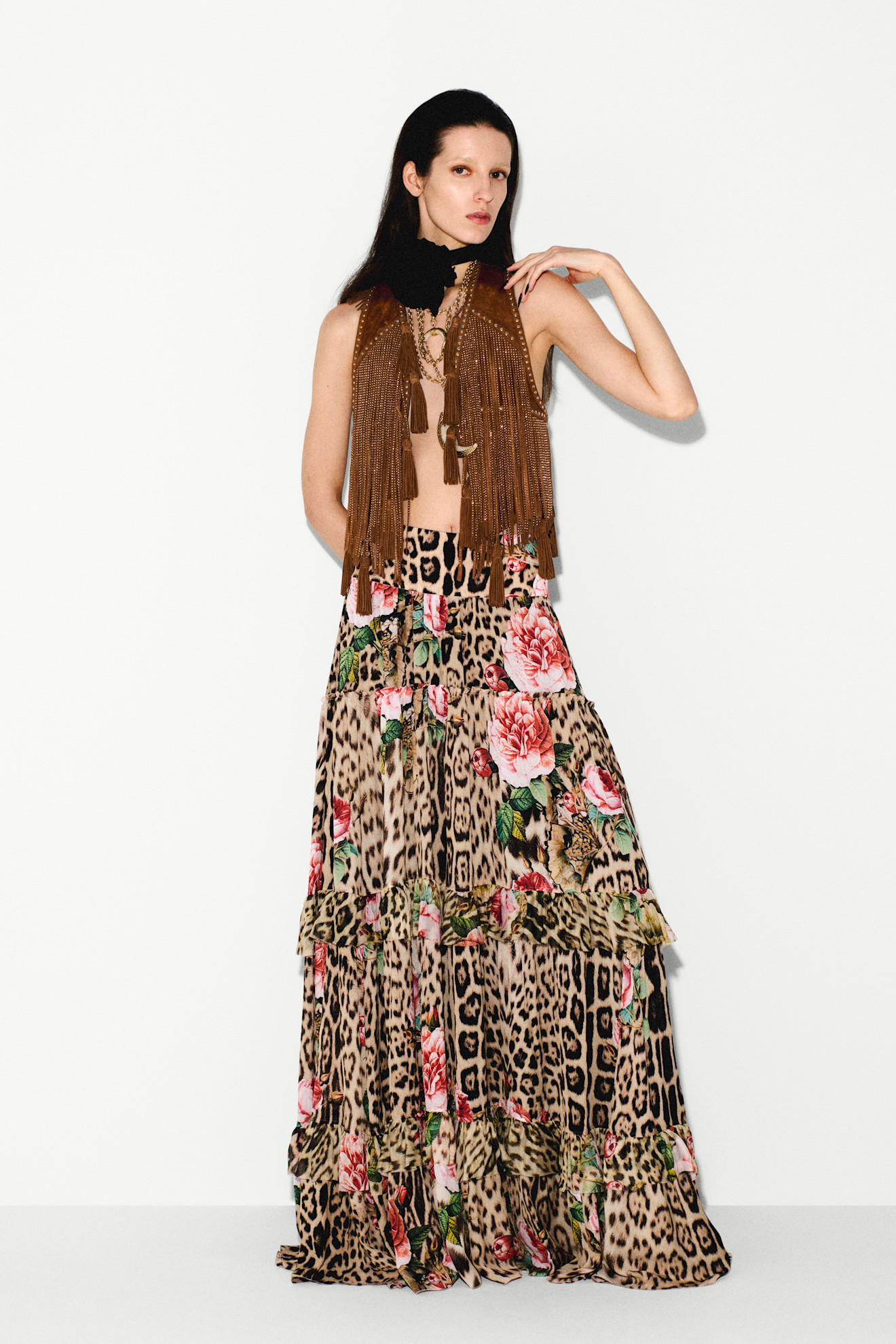 Эффектный топ с бахромой и длинная юбка с цветочным принтом на фоне леопарда создают стильный контраст