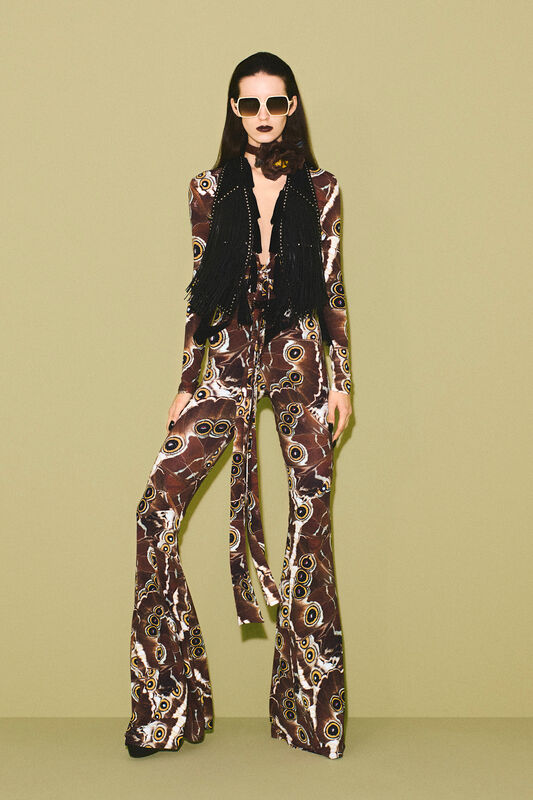 Обтягивающий комбинезон с фланелевыми деталями и ярким принтом, дополненный длинным жилетом с бахромой