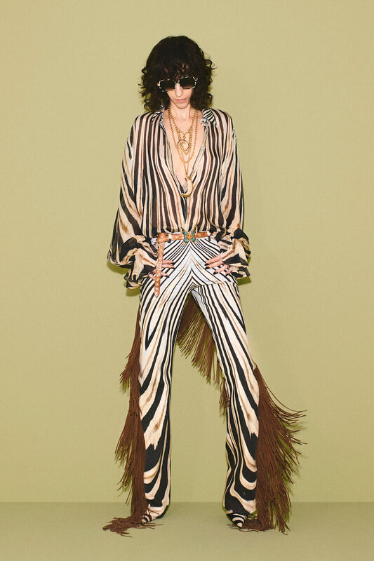 Элегантный комбинезон с зебровым принтом и бахромой, дополненный массивными украшениями и солнечными очками
