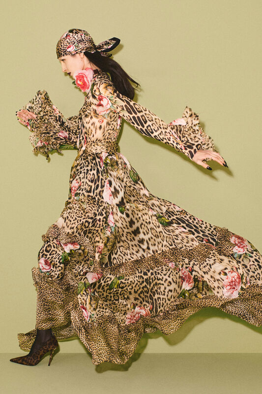 Легкое платье с цветочным и леопардовым принтом, струящееся в движении, создавая атмосферу романтики