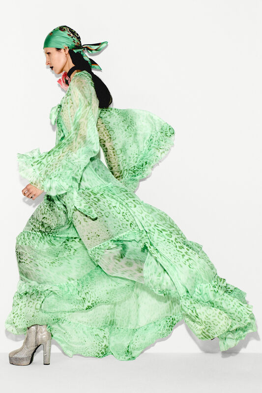 Воздушное платье мятного цвета с рюшами и леопардовым принтом, подчеркивающее динамику движения