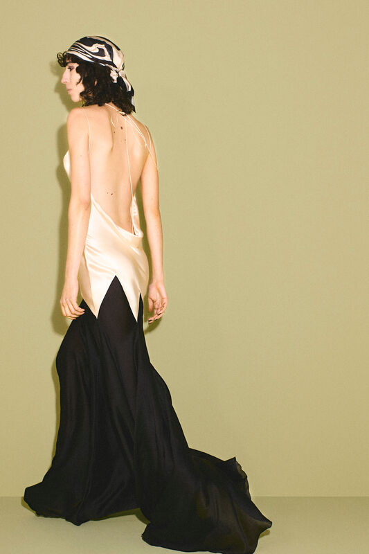 Элегантное платье с открытой спиной, сочетание сатина и шифона, подчеркивающее изящество силуэта