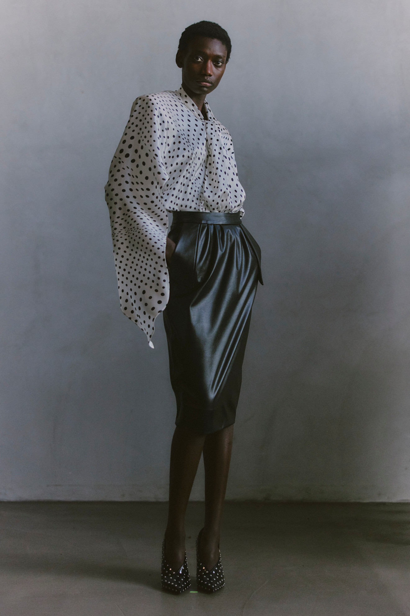 Полосатая блуза с рукавами-колоколами и кожаная юбка, элегантный силуэт, акцент на стильных туфлях