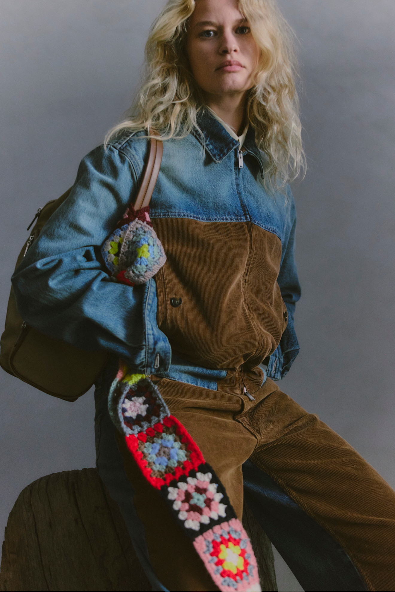 Комбинезон из денима и вельвета с яркими элементами ручной работы, отражающий стиль casual и креативность