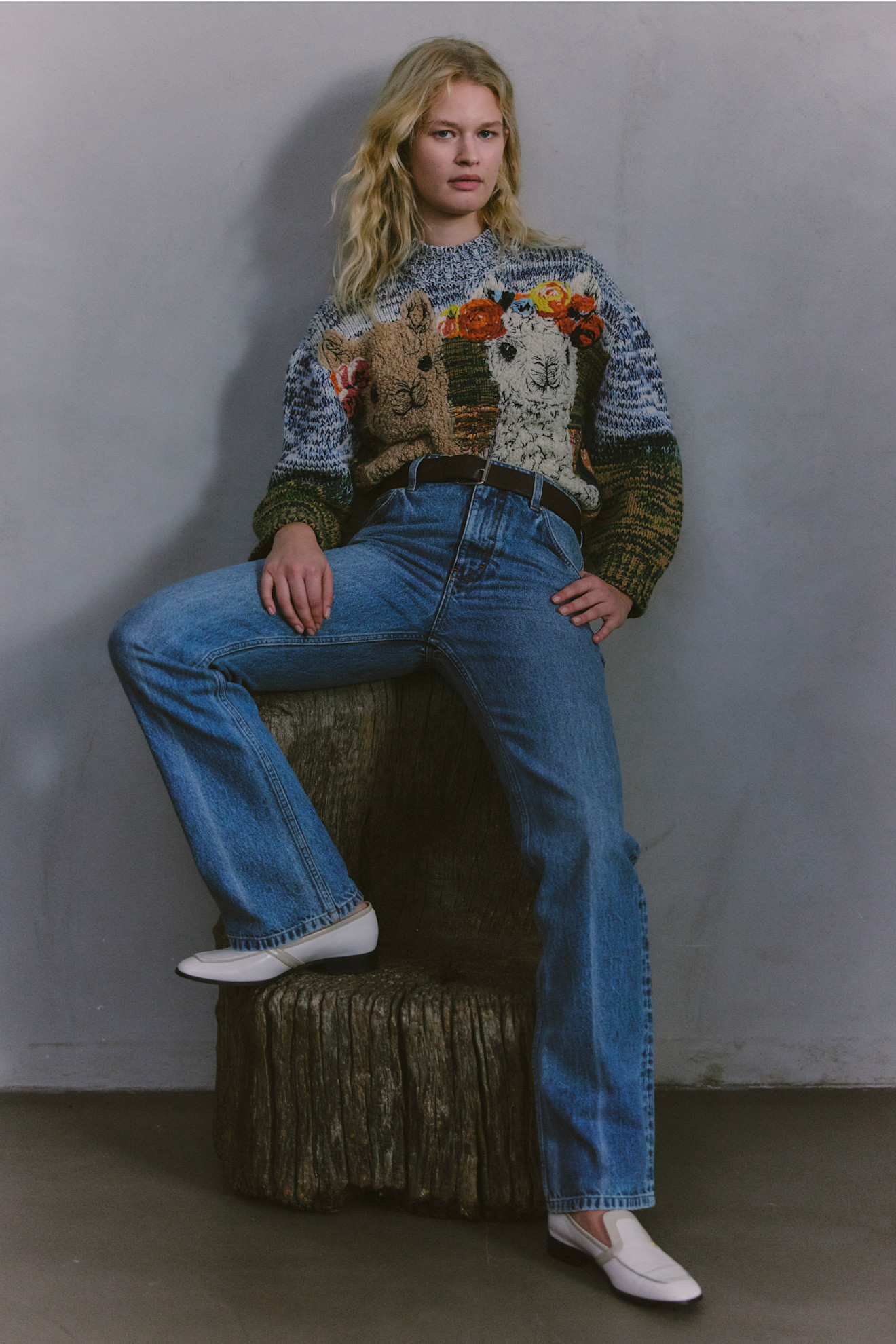 Яркий свитер с изображением животных в сочетании с джинсами, создает игривый и расслабленный стиль, подчеркивая индивидуальность модели