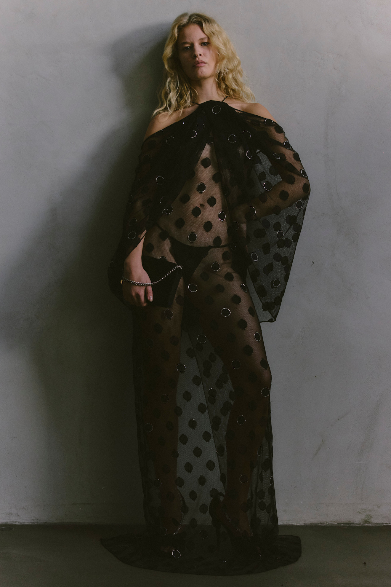 Полупрозрачное черное платье с крупными горохами и кольцами, смелый и провокационный наряд, подчеркивающий фигуру