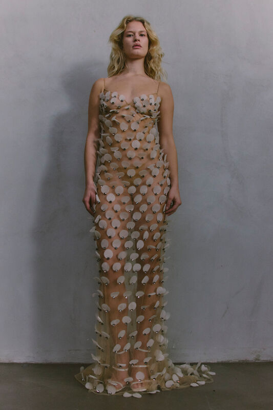 Нежное платье с прозрачной основой и объемными элементами, создающими эффект цветущего сада, романтичный и оригинальный стиль