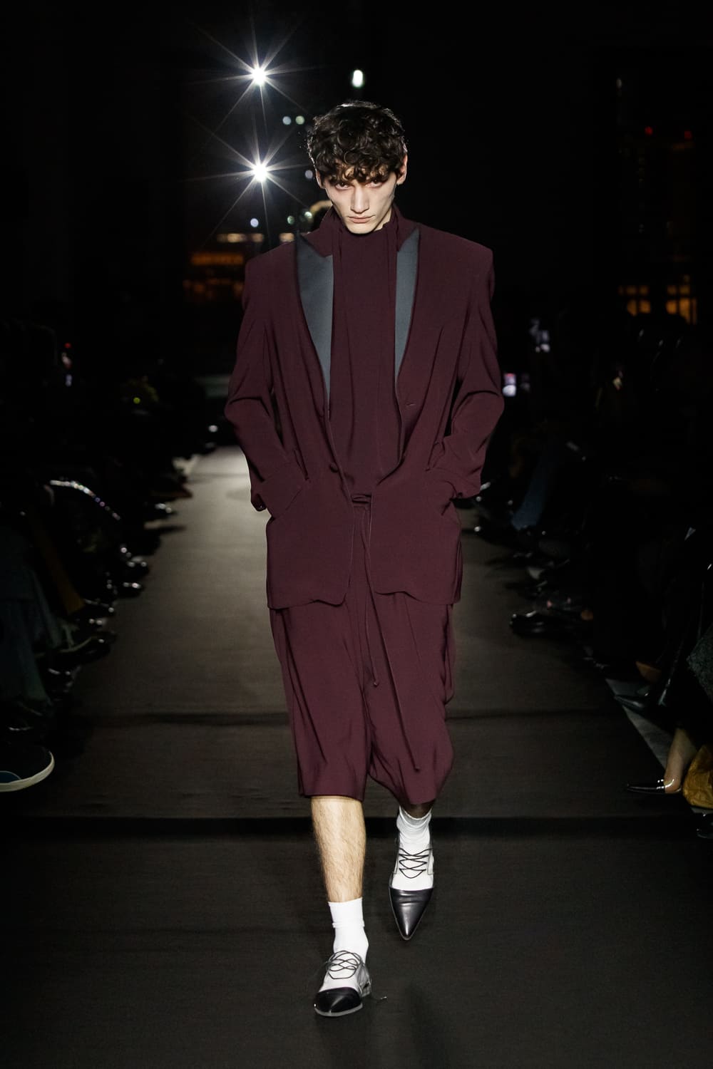 Бордовый ансамбль с объемным силуэтом и контрастными вставками, передает ощущение уверенности и стиля