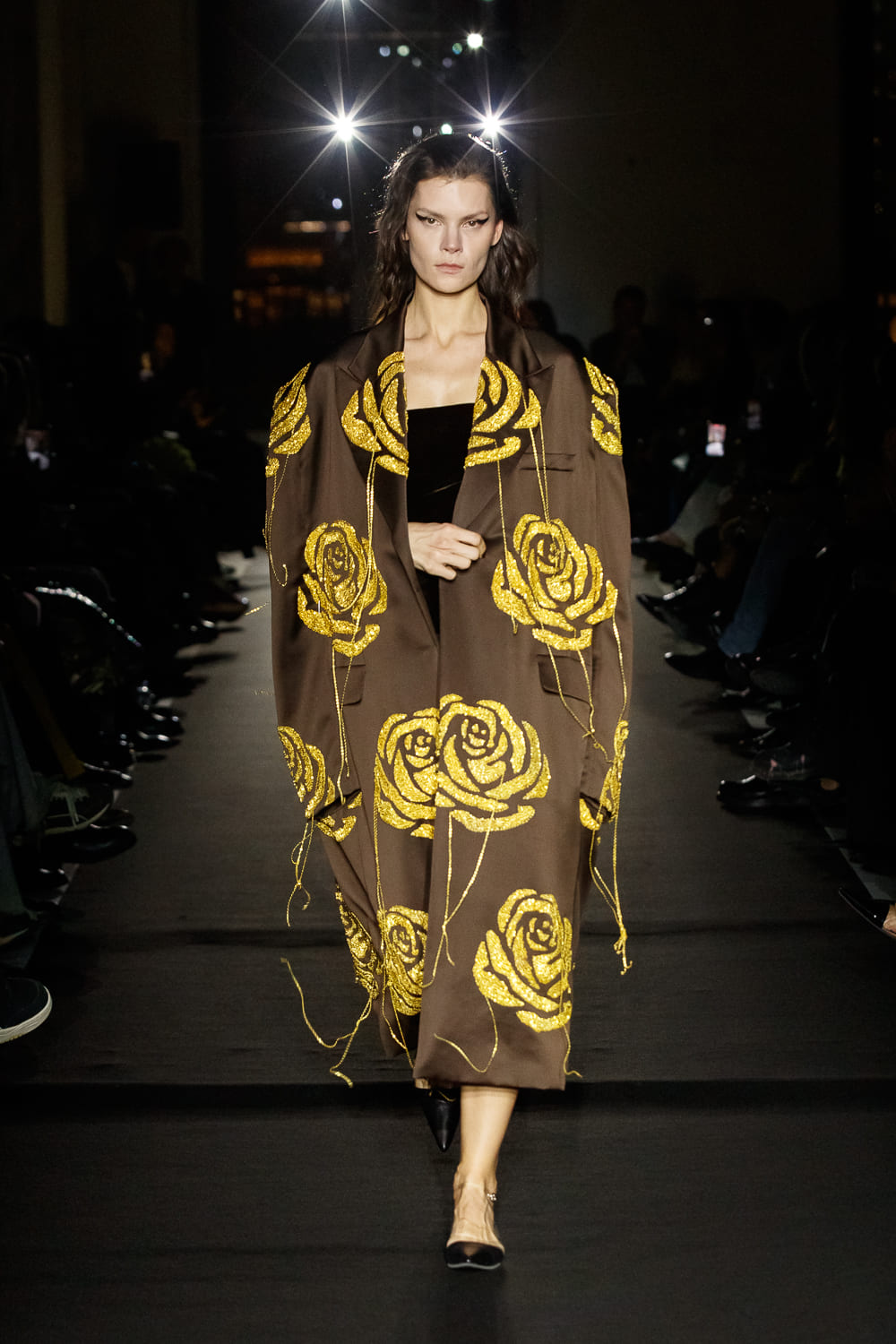 Шикарное коричневое пальто с золотыми розами, излучающее тепло и роскошь в вечернем свете