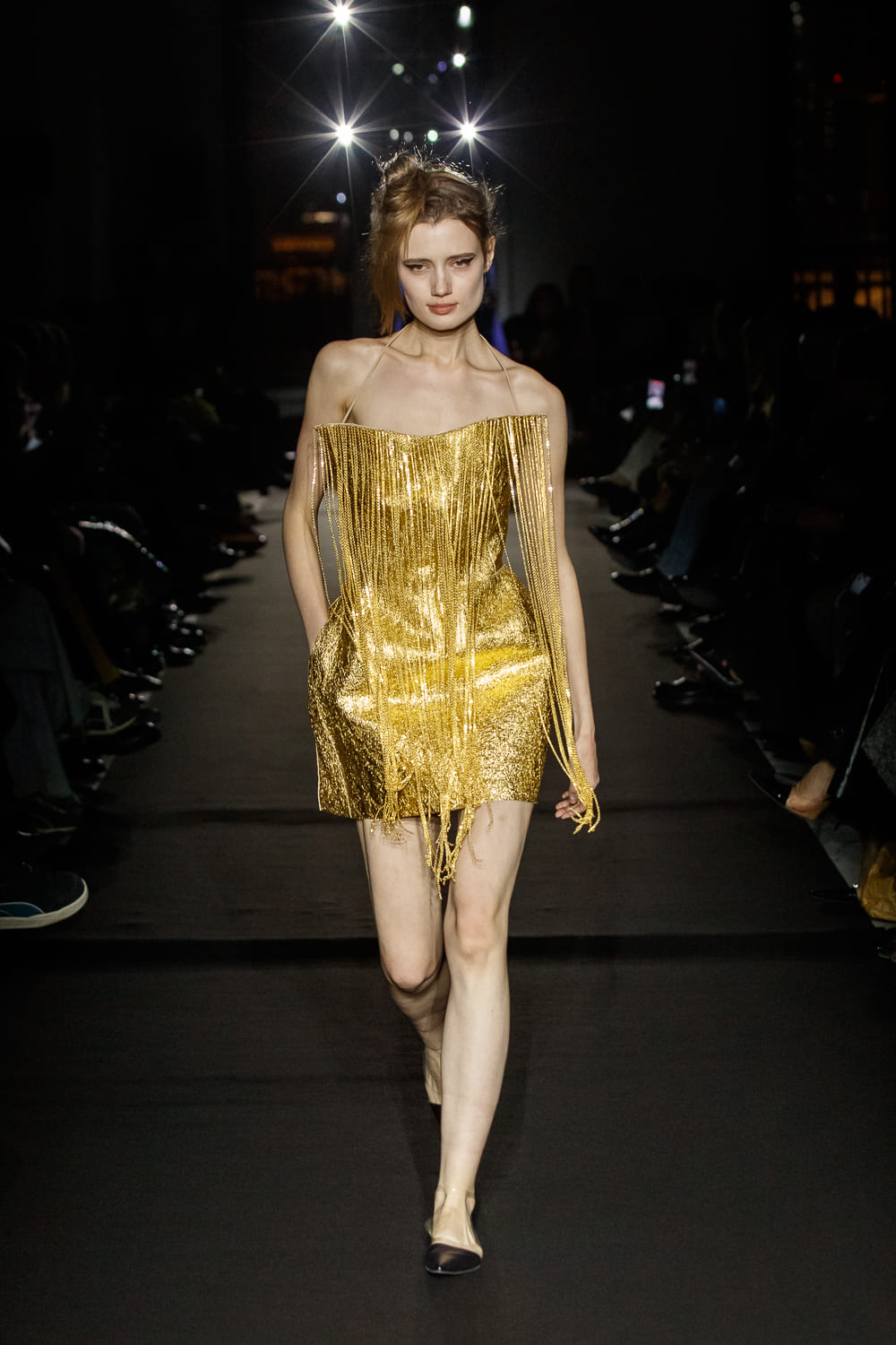 Золотое мини-платье с длинной бахромой, сверкающее на подиуме и привлекающее взгляды