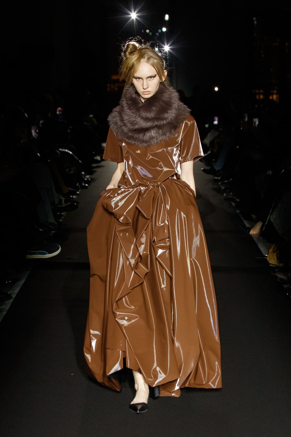 Лакированное коричневое платье с объемным воротником из меха, сочетание гламура и утонченности
