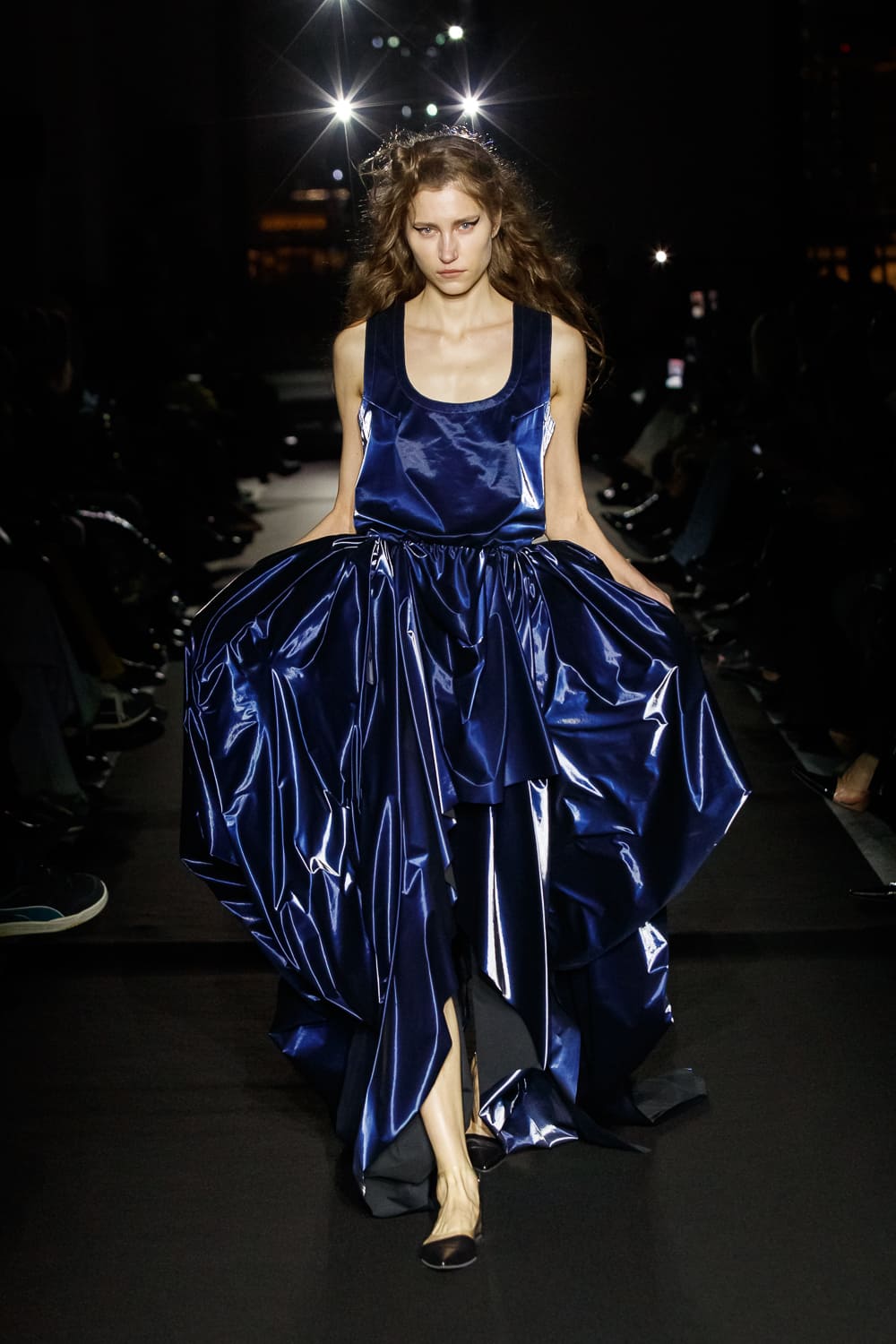 Насыщенно-синее платье с блестящей фактурой, свободный крой и игривые складки придают динамичность образу