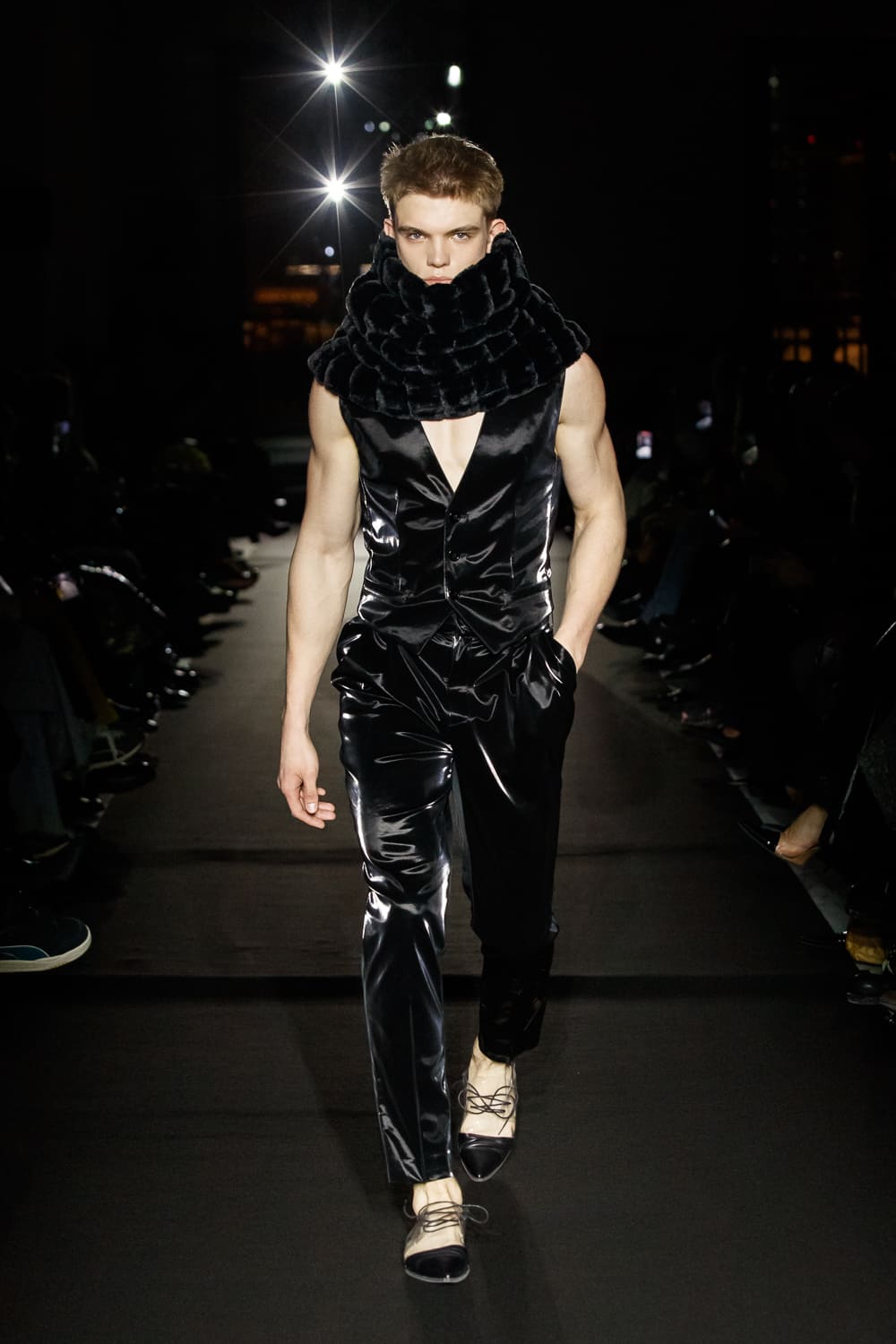 Черный комбинезон с глубоким вырезом и объемным воротником, элегантный и мужественный стиль для осени