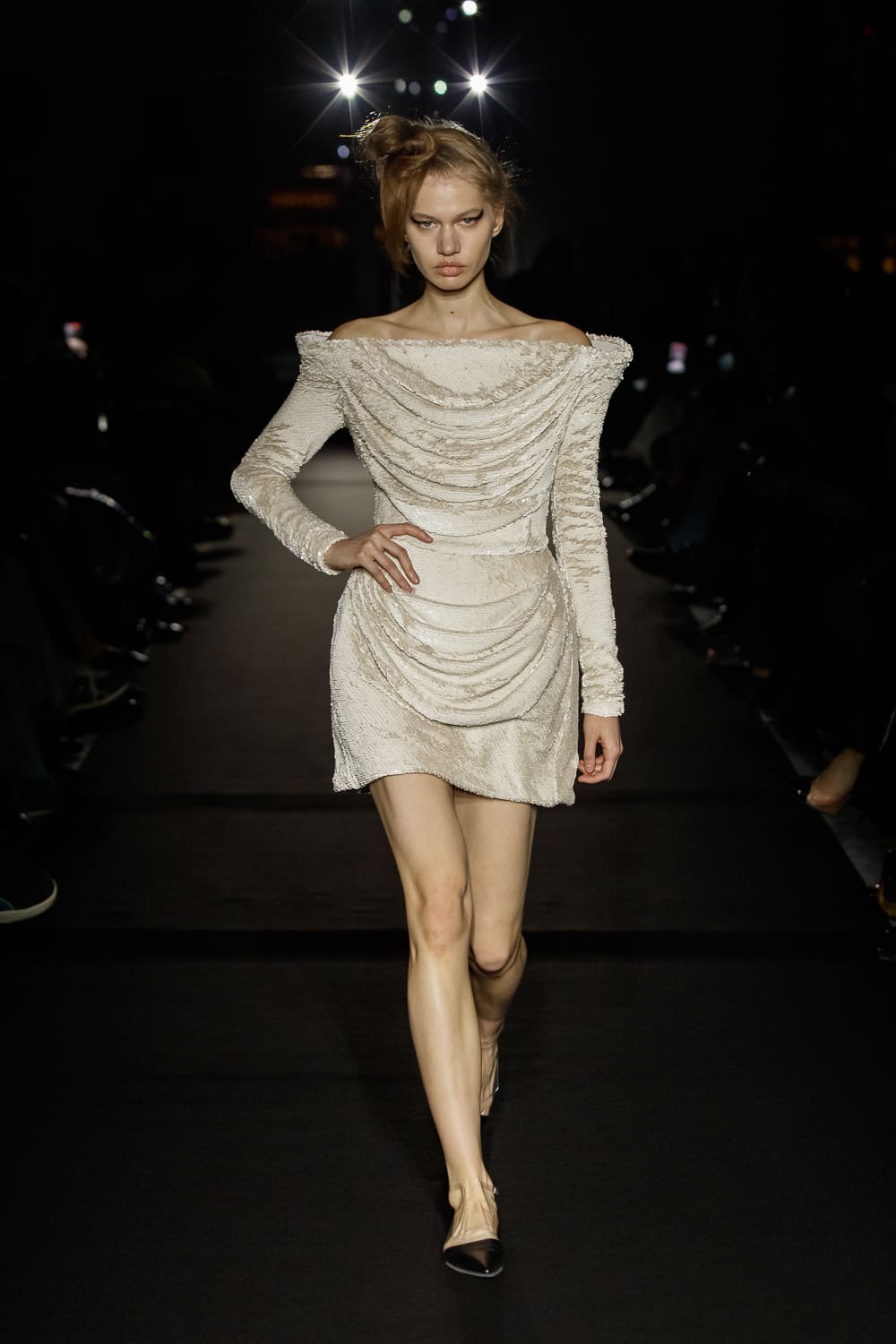 Белое платье с драпировкой и объемными рукавами, изысканный выбор для вечернего выхода, подчеркивающее женственность.