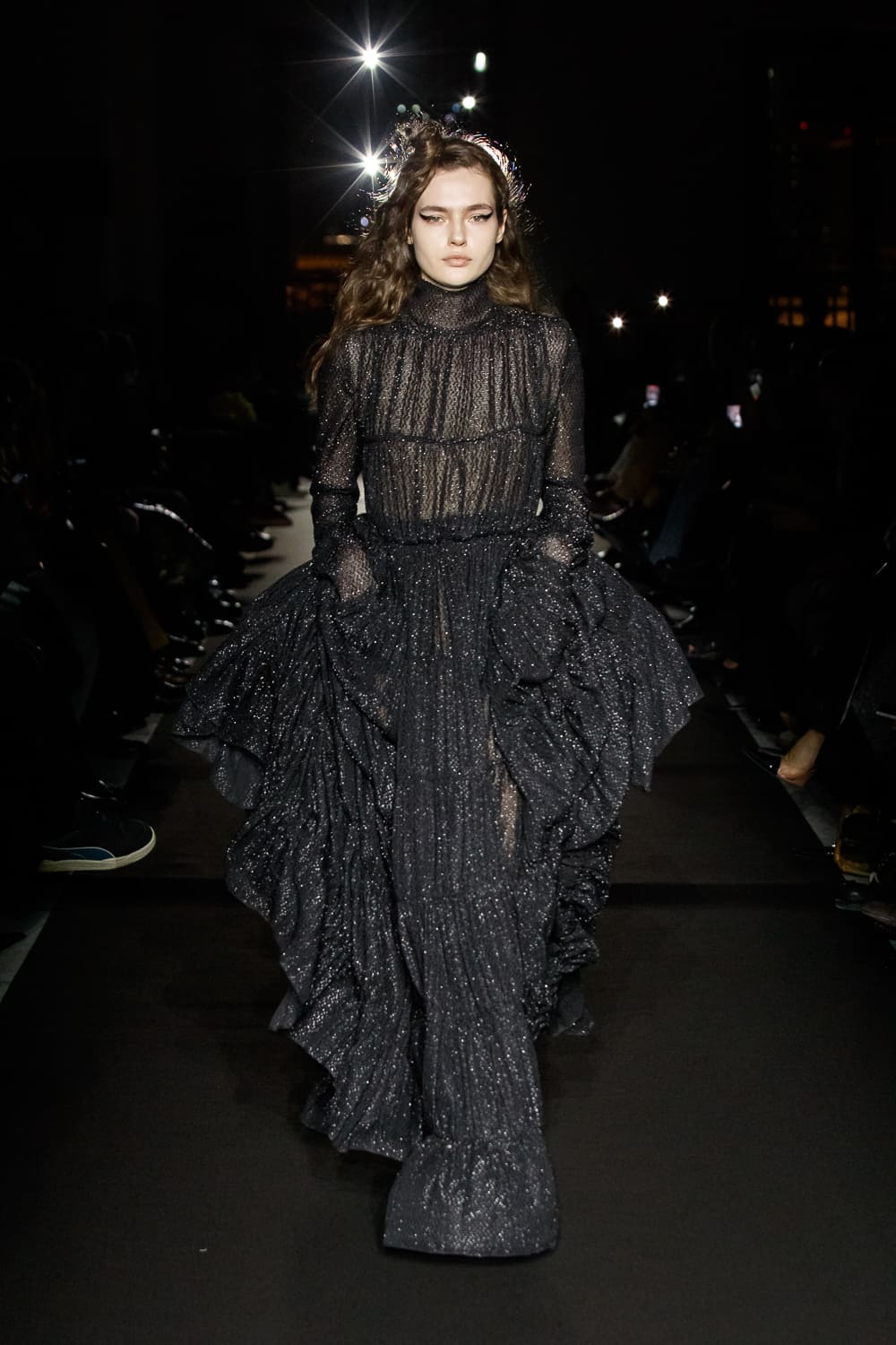 Эфирное платье с рюшами и прозрачной текстурой, излучающее загадочную атмосферу в темных тонах