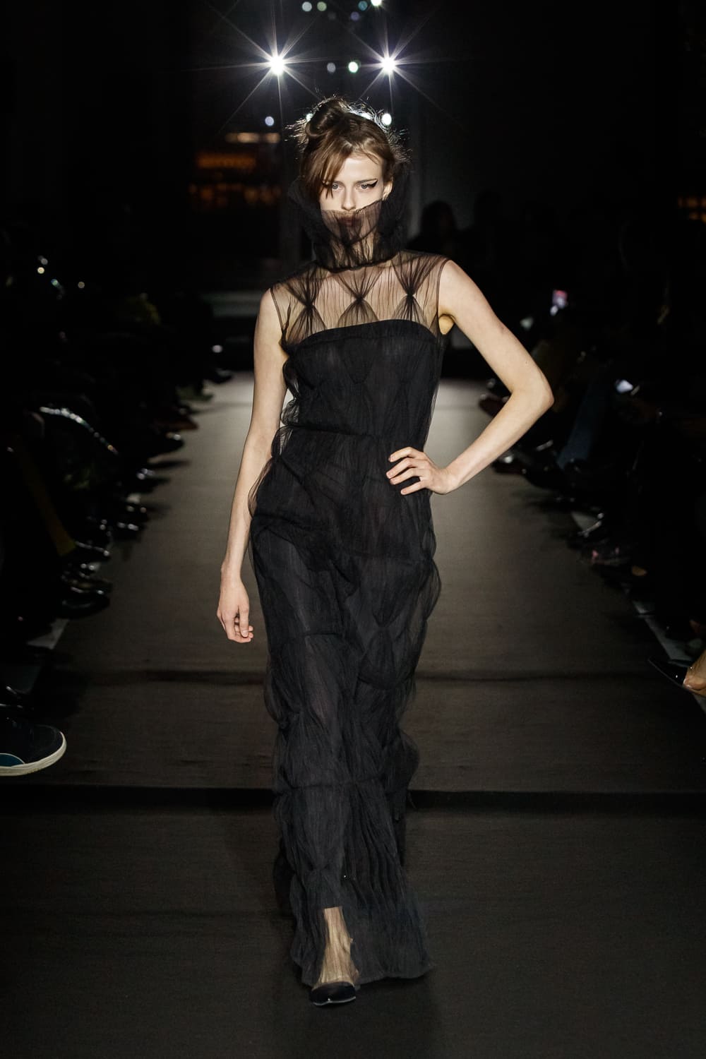 Легкое черное платье с объемной сеткой, подчеркивающее силуэт и создающее игривый образ