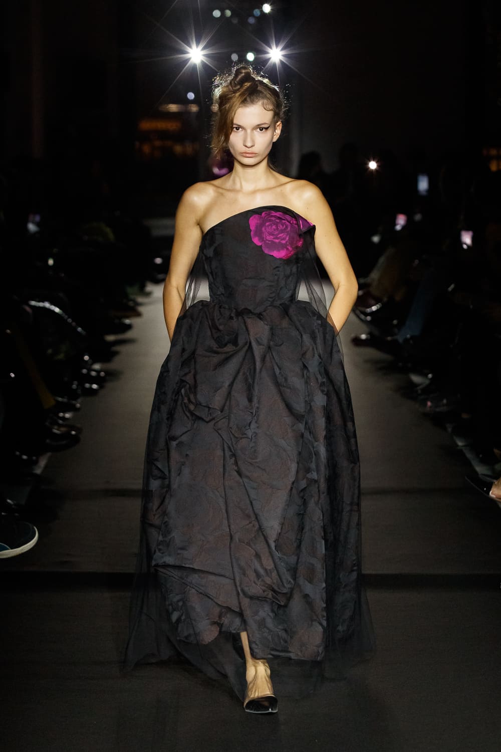 Элегантное черное платье с объемной юбкой и яркой розой, придающее образу романтичный и загадочный вид
