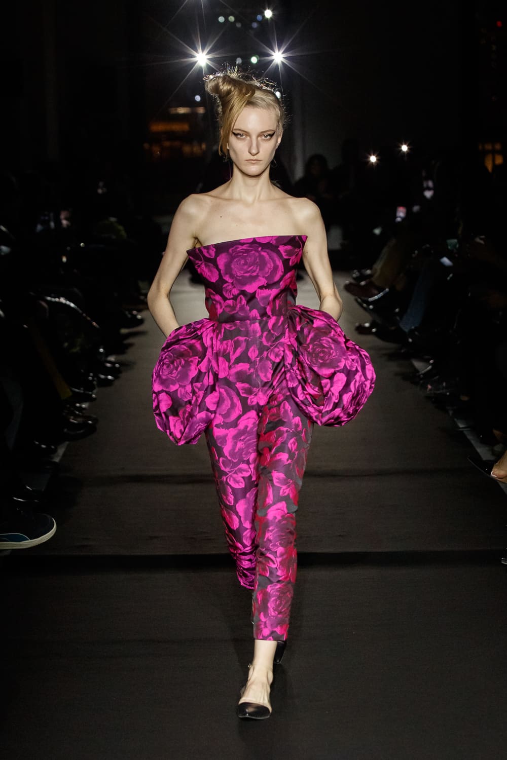 Стильный комбинезон с объемными элементами и цветочным принтом, создающий эффектный силуэт и яркое настроение