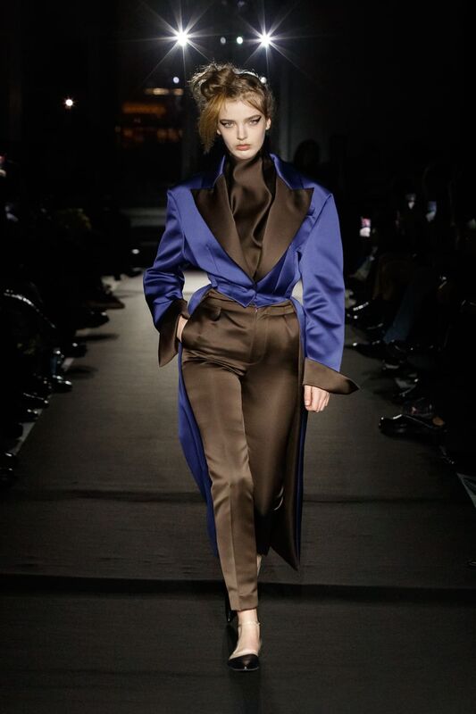 Комбинация глубокого синего и шоколадного в элегантном костюме с длинным пиджаком и брюками, подчеркивающими силуэт