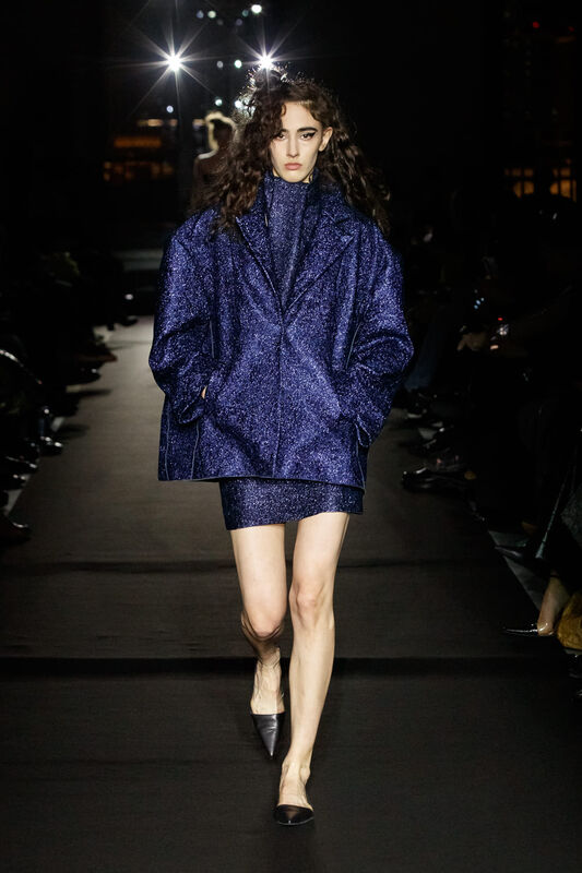 Блестящий темно-синий жакет с коротким платьем, создающим эффектный образ с текстурой и объемом