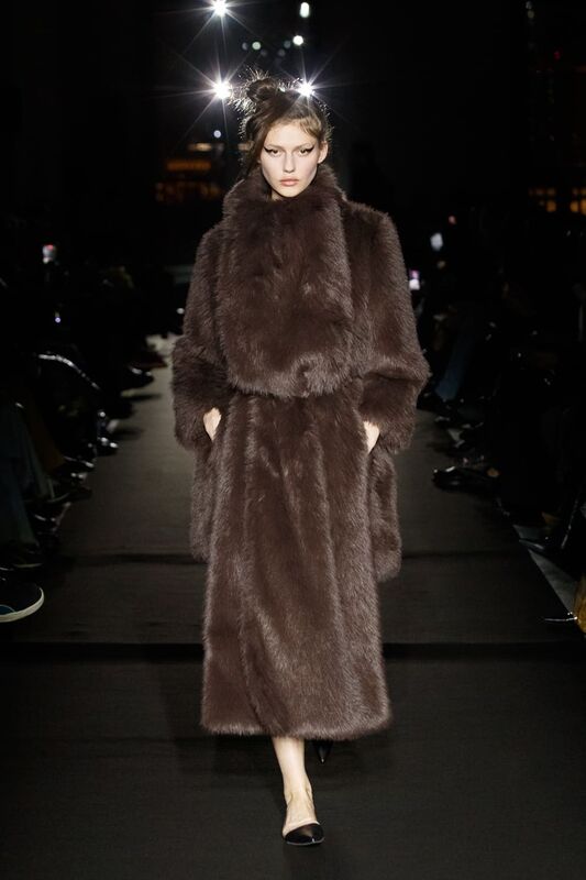 Роскошный коричневый меховой плащ с объемным воротником, создающий атмосферу уюта и стиля в зимнем показе