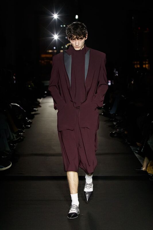 Бордовый ансамбль с объемным силуэтом и контрастными вставками, передает ощущение уверенности и стиля