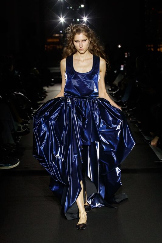 Насыщенно-синее платье с блестящей фактурой, свободный крой и игривые складки придают динамичность образу