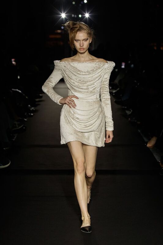 Белое платье с драпировкой и объемными рукавами, изысканный выбор для вечернего выхода, подчеркивающее женственность.