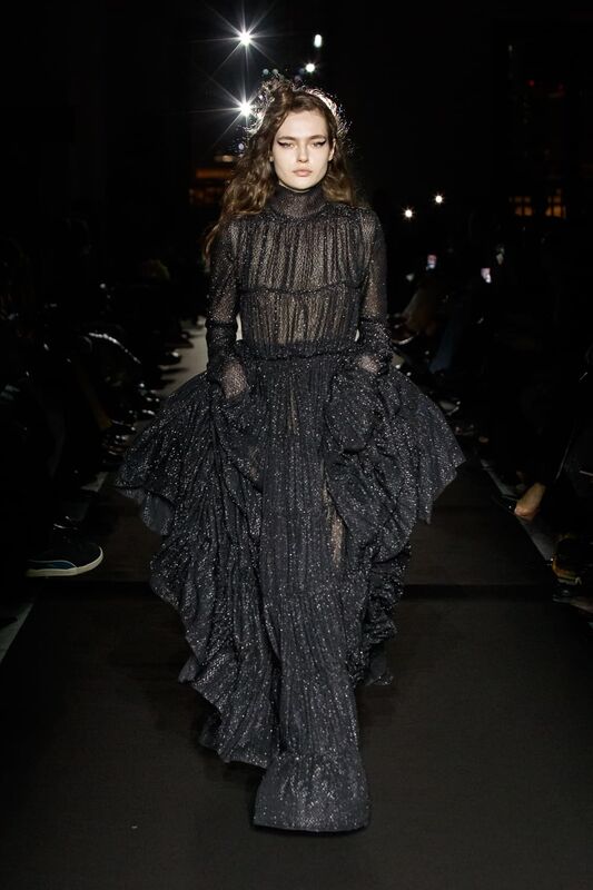 Эфирное платье с рюшами и прозрачной текстурой, излучающее загадочную атмосферу в темных тонах