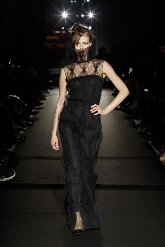 Легкое черное платье с объемной сеткой, подчеркивающее силуэт и создающее игривый образ