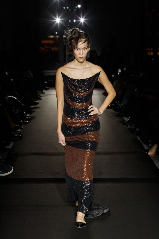 Платье с волнообразным узором из пайеток, сочетание черного и коричневого, привлекающее внимание