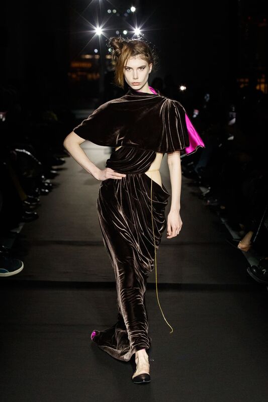 Бархатное платье с яркими акцентами и асимметричным кроем, создающее эффектный контраст на подиуме