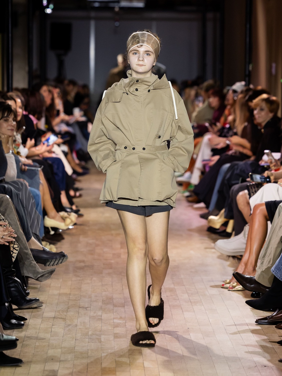 Легкая бежевый парка с поясом и шортами создает непринужденный, но стильный образ для осени.