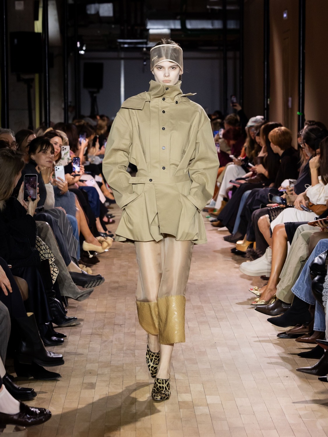 Модный бежевый тренч с прозрачными элементами и леопардовыми туфлями добавляет игривости в классический стиль.