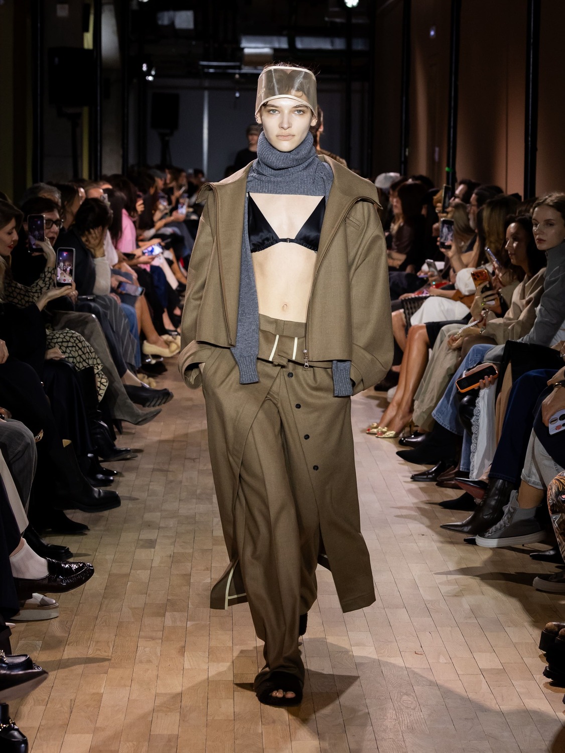 Образ в теплых бежевых тонах: объемный жакет, трикотажный шарф и черный бюстгальтер создают контрастный, но гармоничный стиль