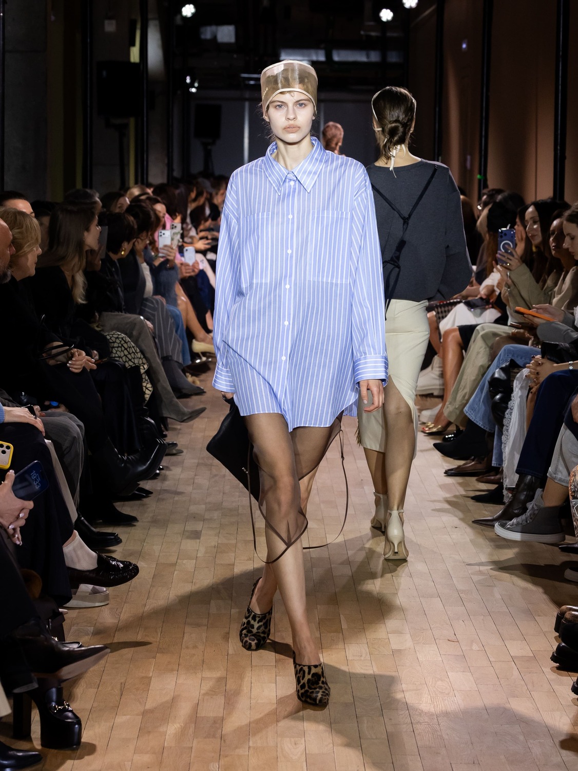 Стильная полосатая рубашка в сочетании с леопардовыми туфлями и черной сумкой придает образу игривую нотку