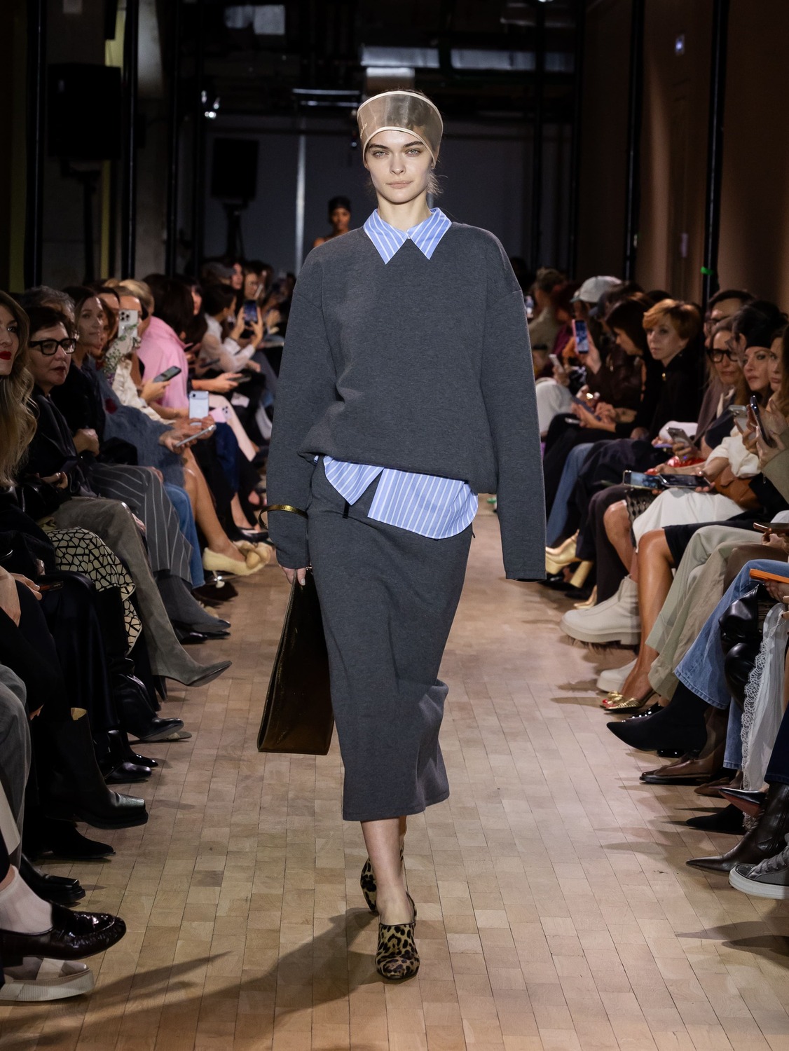 Комбинация серого свитера и полосатой рубашки с юбкой создает уютный, но модный лук для осени