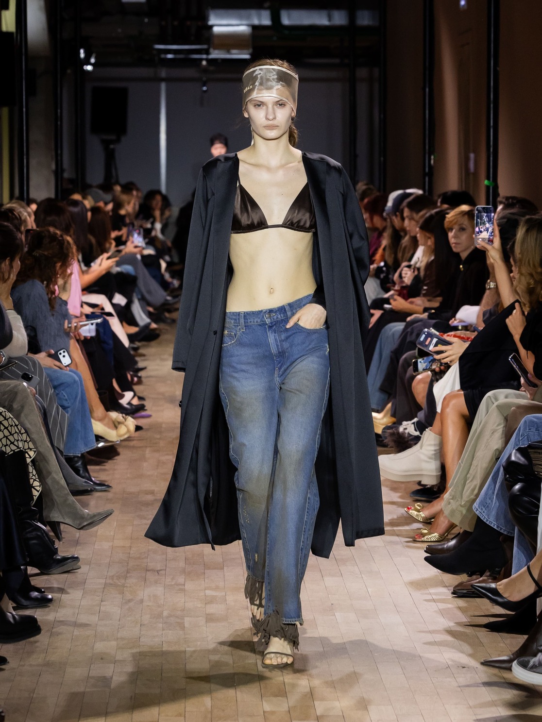 Классический черный плащ с брюками и коричневым топом, создающий расслабленный образ с элементами шика