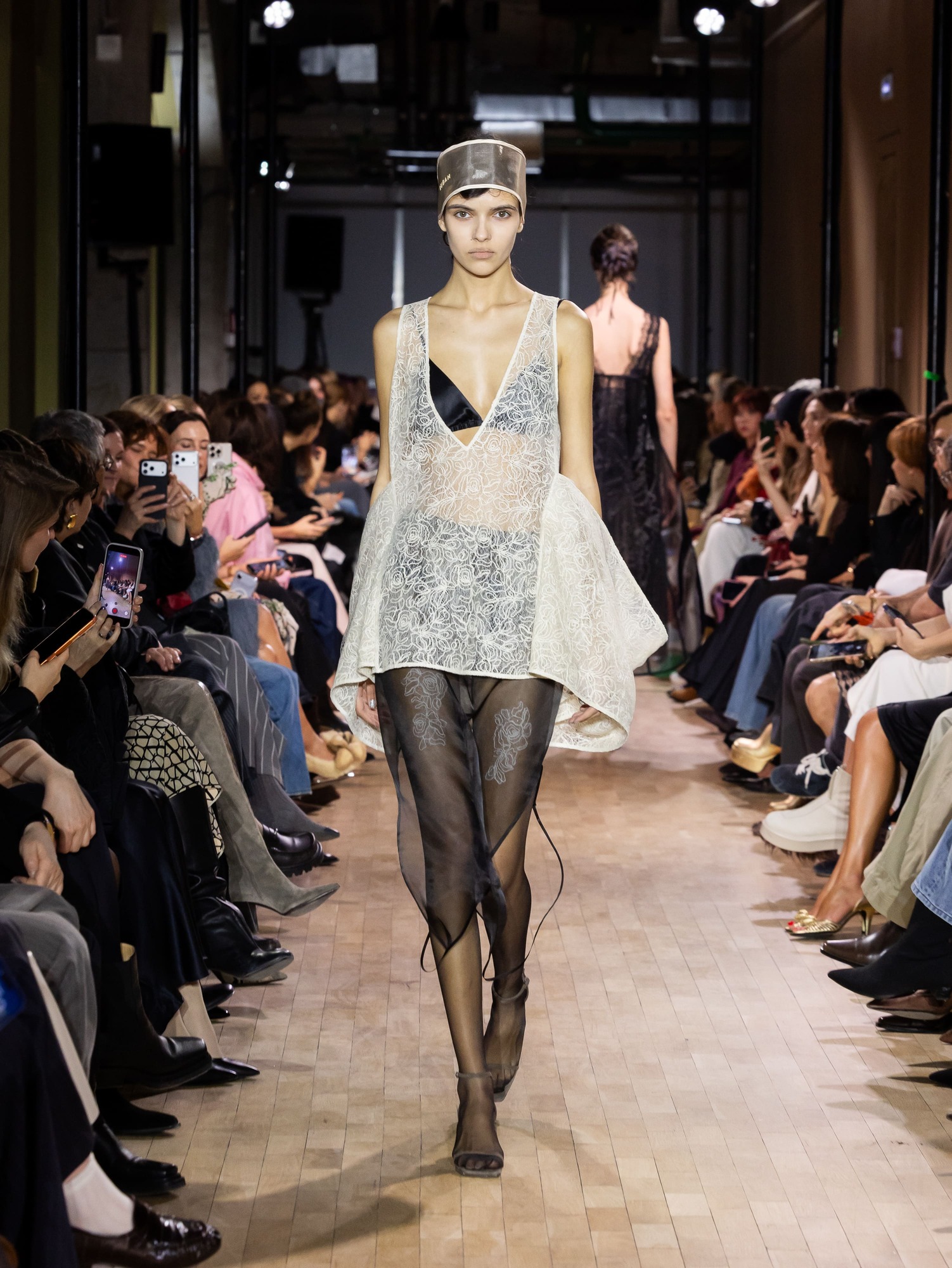 Легкое полупрозрачное платье с кружевом и черным топом, гармонично сочетающееся с прозрачными колготками