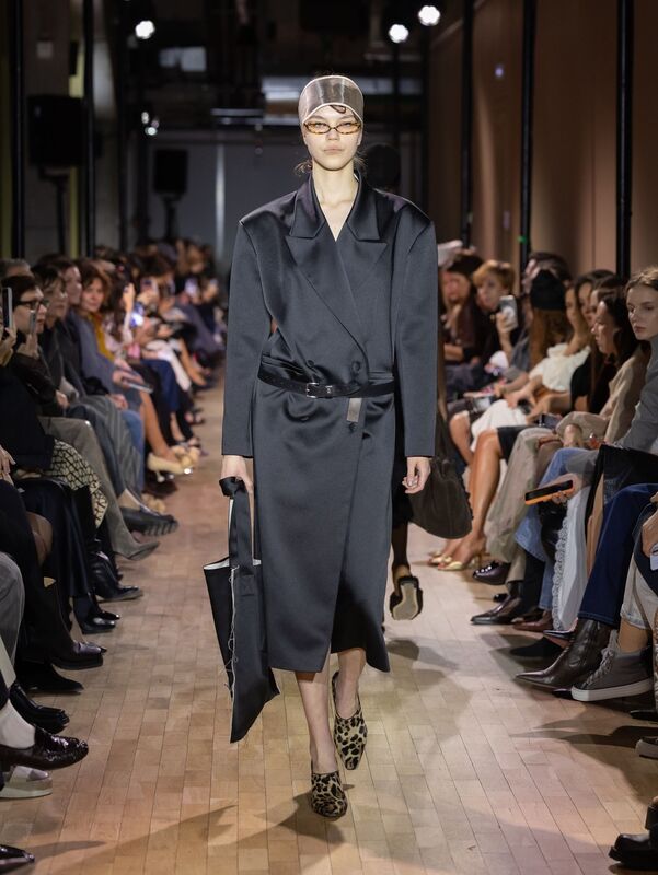 Стильный серый плащ с поясом и леопардовые туфли придают образу современный шик и уверенность.