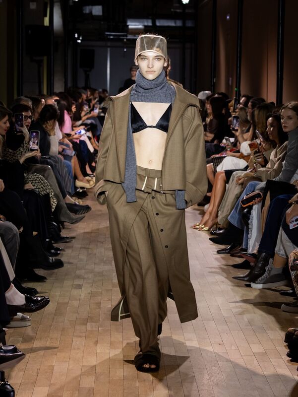 Образ в теплых бежевых тонах: объемный жакет, трикотажный шарф и черный бюстгальтер создают контрастный, но гармоничный стиль