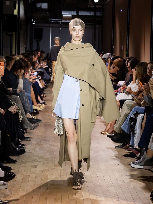 Легкое голубое платье под бежевым плащом, дополненное стильной сумкой, передает свежесть и утонченность осенне-зимней коллекции